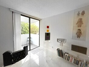 2715 Tigertail Ave, Unit 204 in Miami, FL - Building Photo - Building Photo