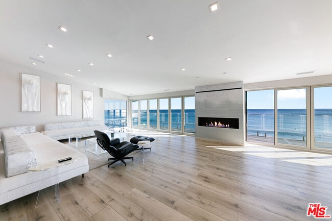 25216 Malibu Rd in Malibu, CA - Building Photo - Building Photo