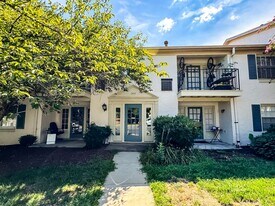 5819 Rexford Dr in West Springfield, VA - Building Photo