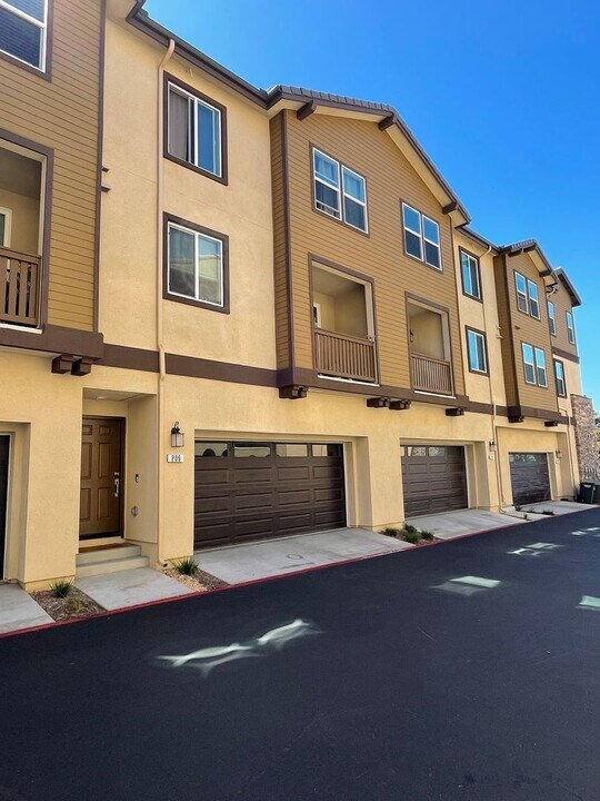 209 Mission Villas Rd in San Marcos, CA - Building Photo