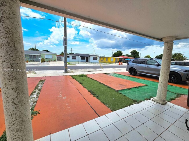 4596 E 8th Ct in Hialeah, FL - Building Photo - Building Photo