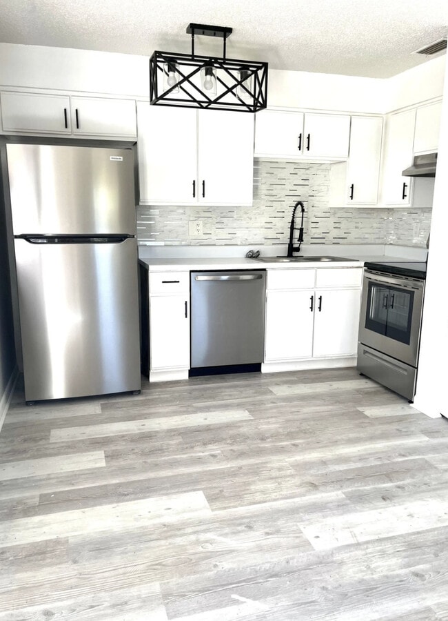 Canterbury Place Apartments in Vero Beach, FL - Building Photo - Building Photo