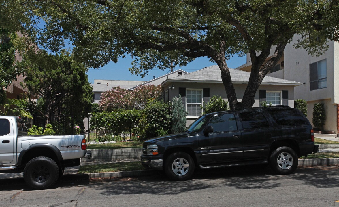 623 E Providencia Ave in Burbank, CA - Building Photo