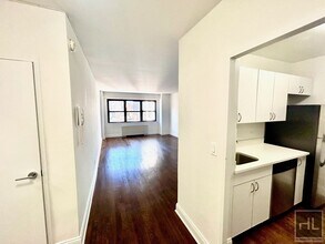 E 88th St in New York, NY - Foto de edificio - Building Photo