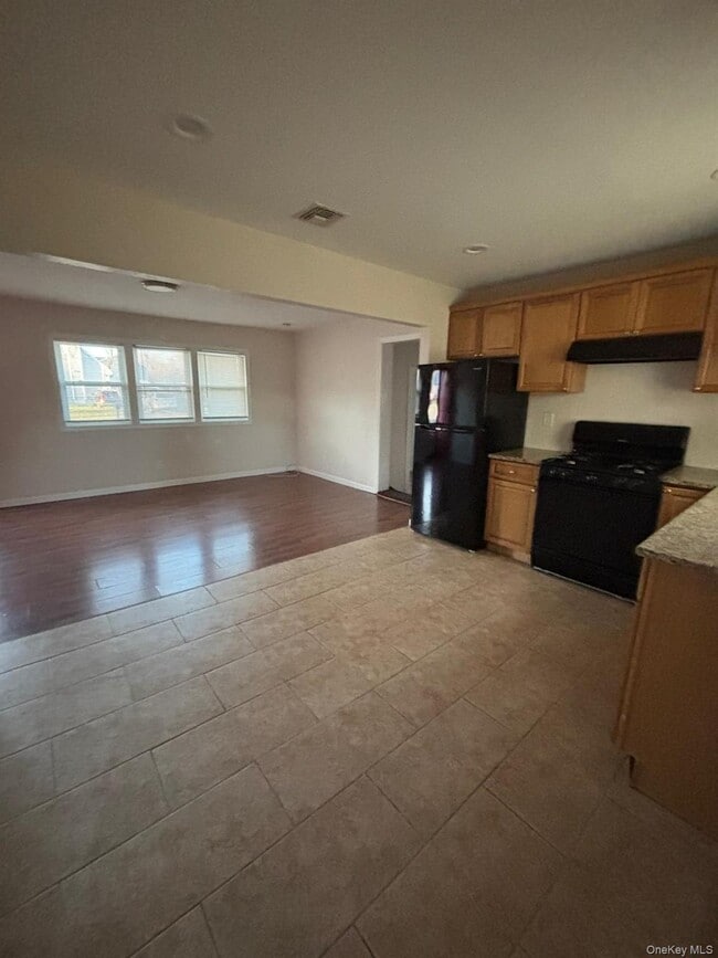 202 Clark St in Brentwood, NY - Building Photo - Building Photo