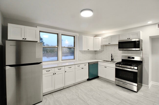 3338 W Bryn Mawr Ave, Unit 3