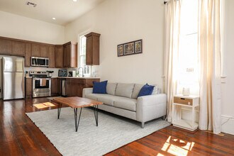 2413 1st St, Unit 2413 in New Orleans, LA - Foto de edificio - Building Photo