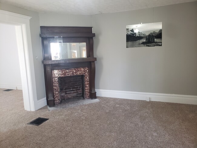 255 Elmwood Ave, Unit LOWER in Newark, OH - Foto de edificio - Building Photo