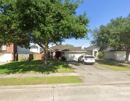 305 Golden Oak Dr in Texas City, TX - Building Photo