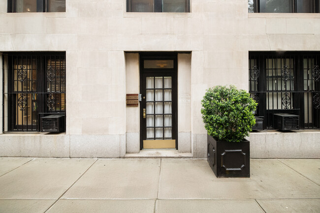 116 E 63rd St in New York, NY - Building Photo - Building Photo