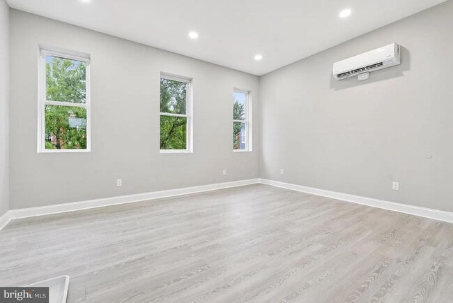 property at 916 N Arlington Ave