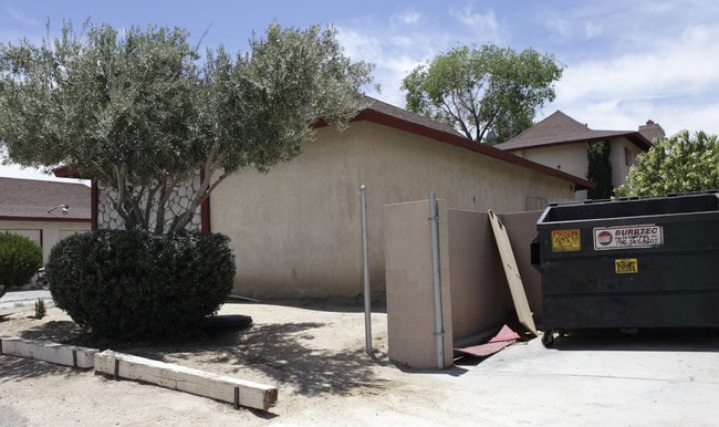 Orick Apartments in Victorville, CA - Foto de edificio - Building Photo