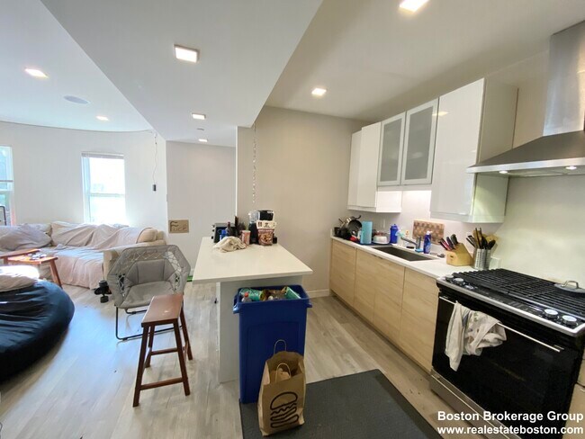 111 Hillside St, Unit 1 in Boston, MA - Foto de edificio - Building Photo