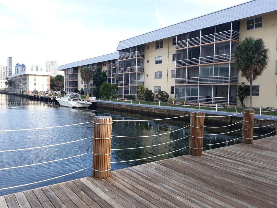 3551 NE 169th St in North Miami Beach, FL - Building Photo