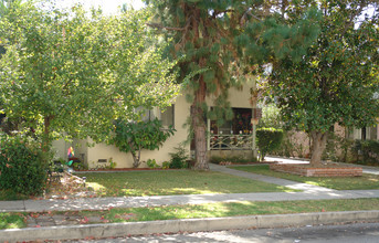 210 E Dryden St in Glendale, CA - Building Photo - Building Photo