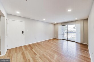 7802 Guildberry Ct, Unit 201 in Gaithersburg, MD - Building Photo - Building Photo