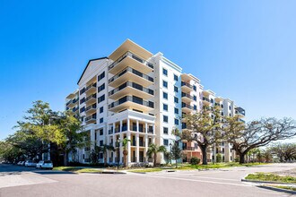 Manor Riverside in Tampa, FL - Building Photo - Building Photo