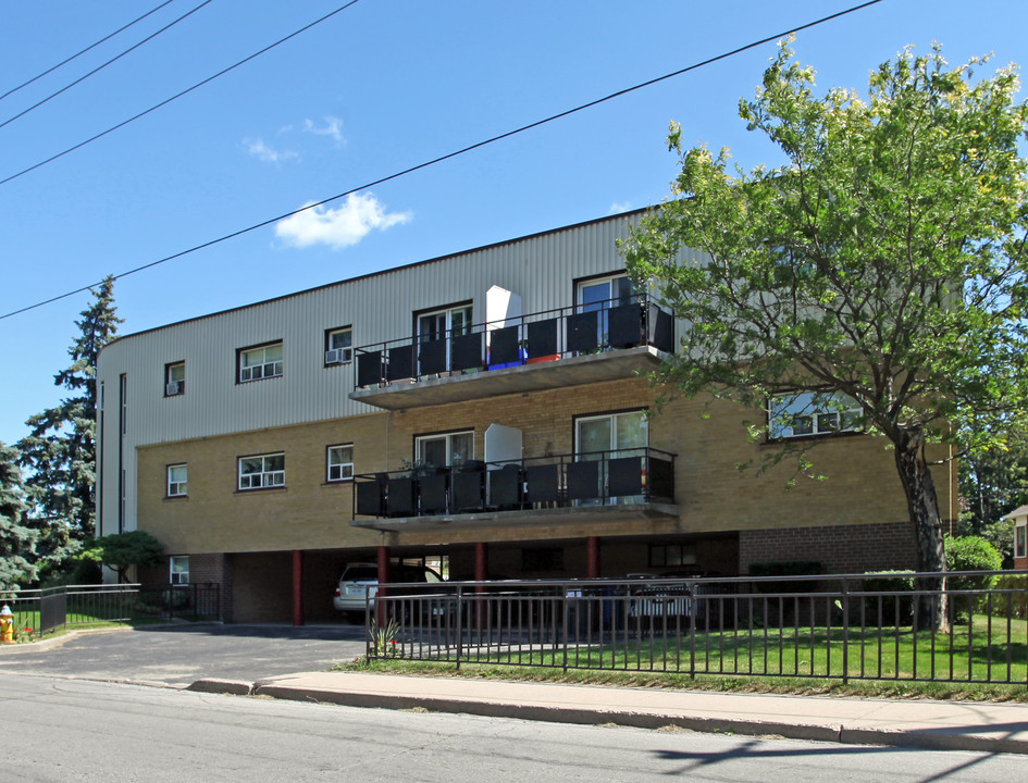 160 Pinegrove Ave in Toronto, ON - Building Photo