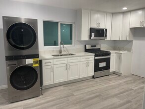 1363 Hudspeth St, Unit #2 in Simi Valley, CA - Foto de edificio - Building Photo