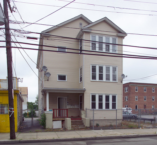 331-341 Douglas Ave in Providence, RI - Foto de edificio - Building Photo