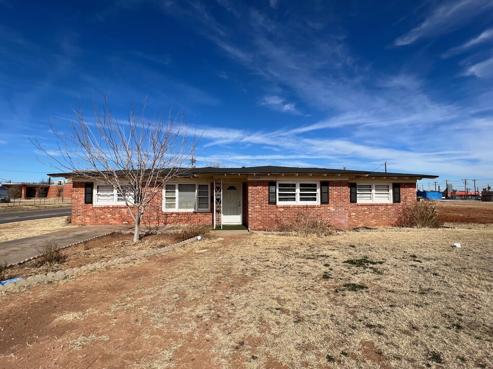 2604 W Ohio Ave in Midland, TX - Building Photo