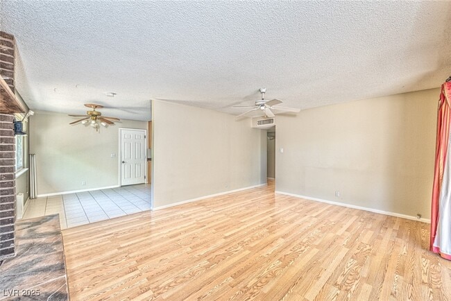 6417 Bristol Way in Las Vegas, NV - Building Photo - Building Photo