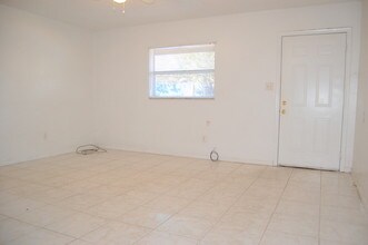 8420 N Brooks St-Unit -Unit B in Tampa, FL - Building Photo - Building Photo