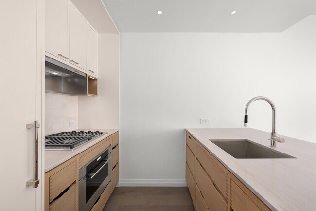 250 W 96th St in New York, NY - Building Photo - Building Photo