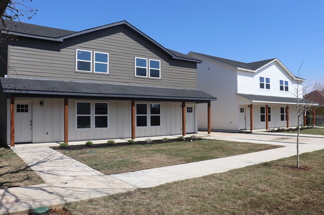 5827 Grayson St in Fort Worth, TX - Foto de edificio - Building Photo