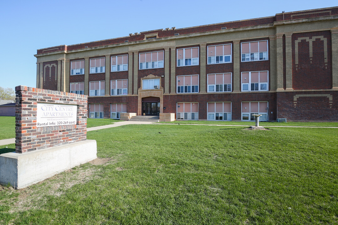 107 E Luverne St in Luverne, MN - Building Photo