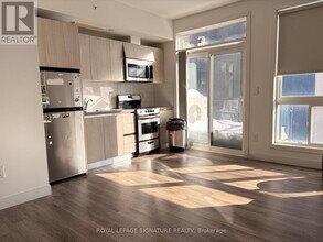 335 College St in Toronto, ON - Building Photo - Building Photo