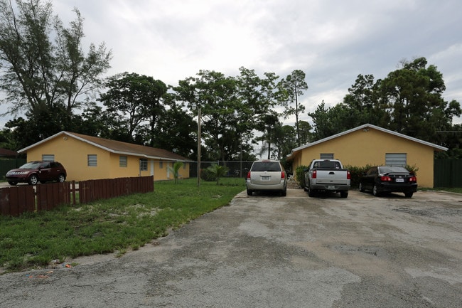 4398 47th Ave S in Lake Worth, FL - Building Photo - Building Photo