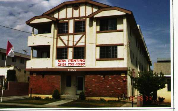 11502 Freeman Ave in Hawthorne, CA - Foto de edificio - Building Photo