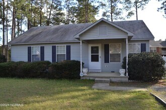 210 Pecan Grove Dr in Aberdeen, NC - Foto de edificio - Building Photo