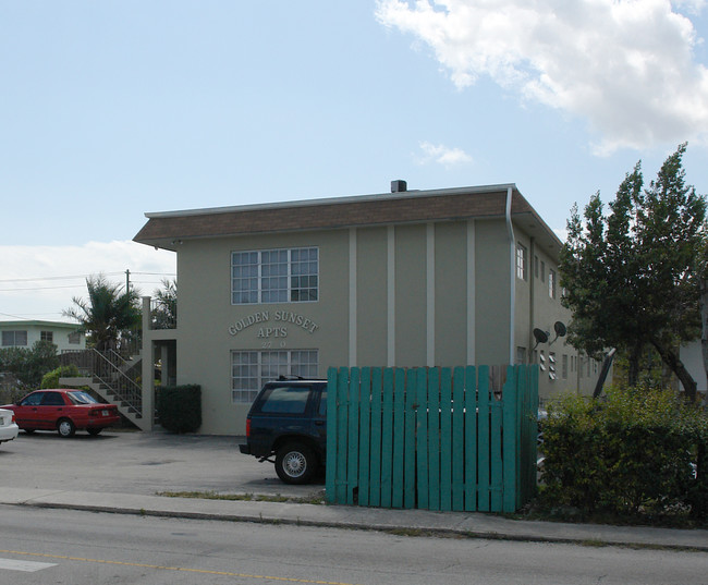 Golden Sunset Apartments in Hollywood, FL - Foto de edificio - Building Photo