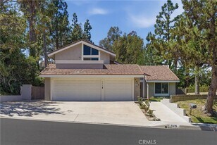5415 E Willowick Cir in Anaheim, CA - Building Photo