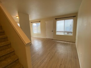 9222 NE Hassalo St in Portland, OR - Building Photo - Building Photo