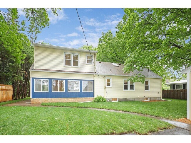 5183 Independence St in Maple Plain, MN - Foto de edificio - Building Photo