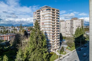 Edgewater Plaza in New Westminster, BC - Building Photo
