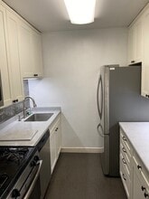 2400 41st St NW, Unit 302 in Washington, DC - Foto de edificio - Building Photo