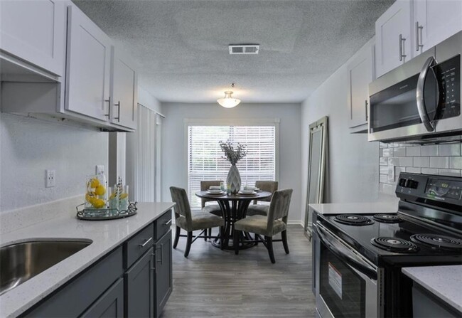 4098 S Cobb Dr SE in Smyrna, GA - Building Photo - Building Photo