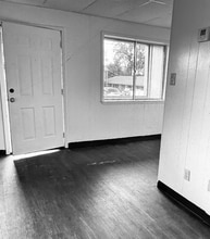 103 Holland St in Overton, TX - Foto de edificio - Building Photo