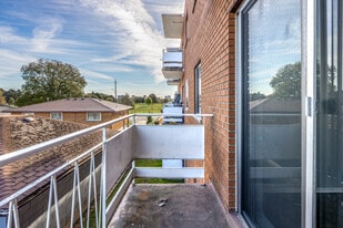 25 Nash Road N in Hamilton, ON - Building Photo