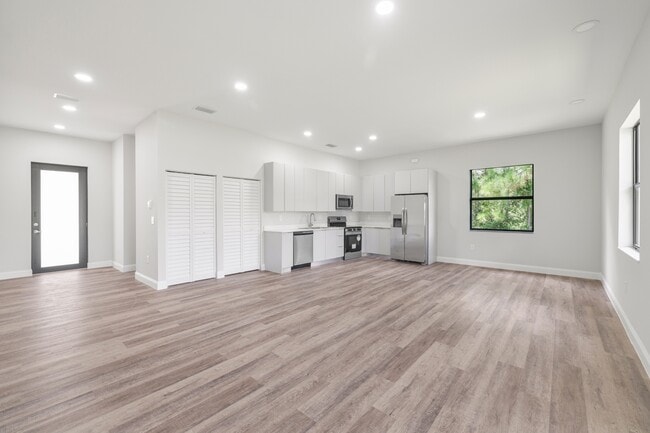 827 Carpenter St E in Lehigh Acres, FL - Building Photo - Building Photo