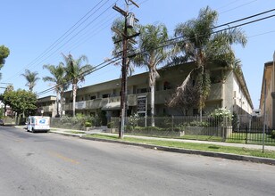 Vista Park Apartments in Reseda, CA - Building Photo - Building Photo