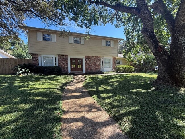 property at 905 Poinciana Dr