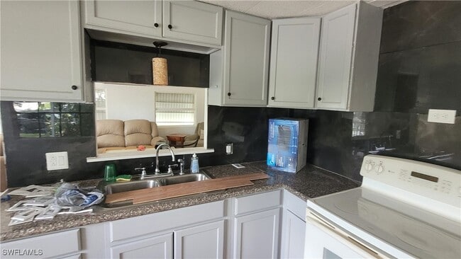 331 San Bernardino St in North Fort Myers, FL - Foto de edificio - Building Photo