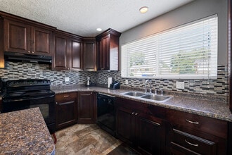 2215 W Bonniebrook Dr, Unit 2215 in Taylorsville, UT - Foto de edificio - Building Photo