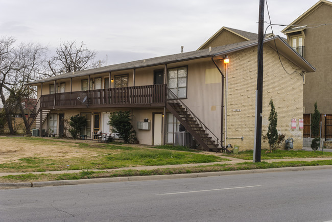 Golden Oaks in Dallas, TX - Building Photo - Building Photo