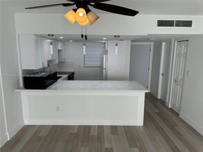 100 Edgewater Dr in Miami, FL - Building Photo - Building Photo